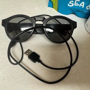 Bose Sunglasses with charger- broken-price reflects as is!